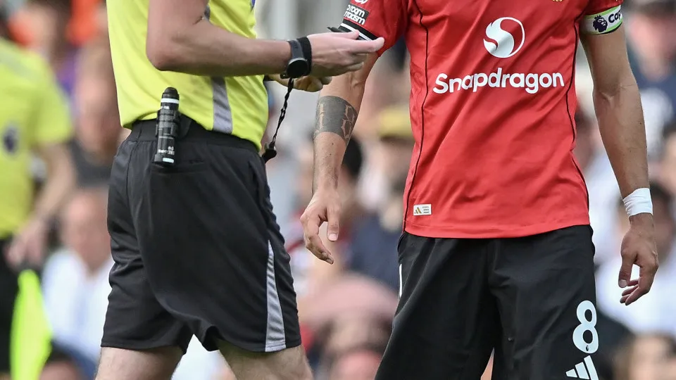 LONDON, ENGLAND - AUGUST 24: Bruno Fernandes of Manchester United speaks with Referee Chris Kavanagh during the Premier League match between Fulham and Manchester United at Craven Cottage on August 24, 2025 in London, England. (Photo by Vince Mignott/MB M
