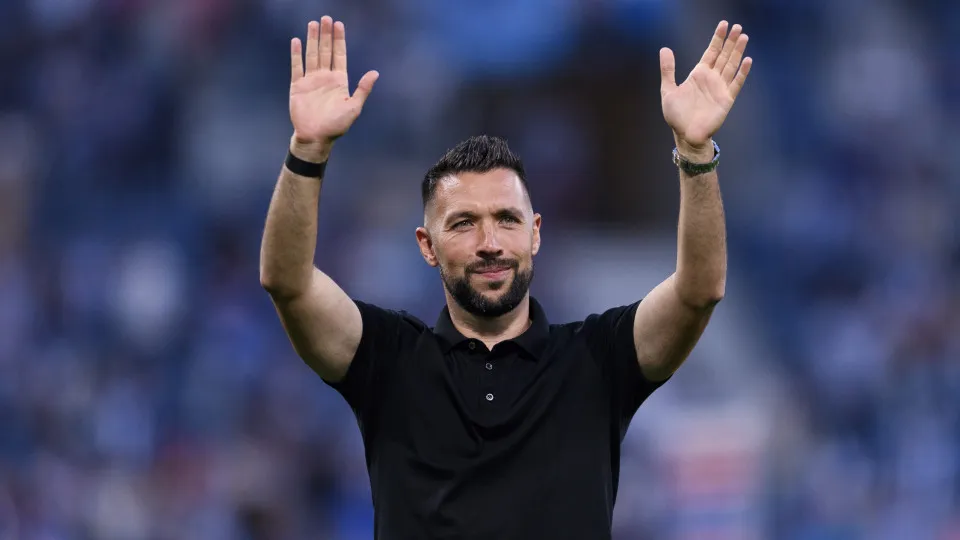 PORTO, PORTUGAL - AUGUST 24: Porto Head Coach Francesco Farioli thanks supporters for standing following the Primeira Liga match between FC Porto and Casa Pia AC at Estádio do Dragão on August 24, 2025 in Porto, Portugal. (Photo by Miguel Lemos/Eurasia Sp