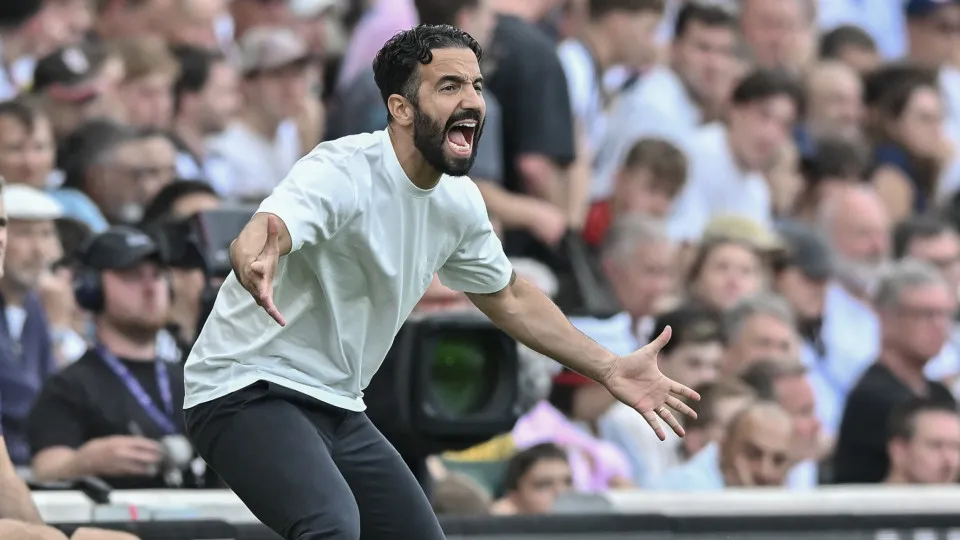 LONDON, ENGLAND - AUGUST 24: Ruben Amorim manager of Manchester United reacts during the Premier League match between Fulham and Manchester United at Craven Cottage on August 24, 2025 in London, England. (Photo by Vince Mignott/MB Media/Getty Images)