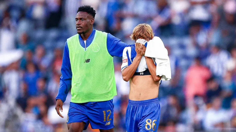 PORTO, PORTUGAL - AUGUST 24: Rodrigo Mora of FC Porto looks dejected with Zaidu Sanusi of FC Porto after the Primeira Liga match between FC Porto and Casa Pia AC at Estadio do Dragao on August 24, 2025 in Porto, Portugal. (Photo by Diogo Cardoso/Getty Ima