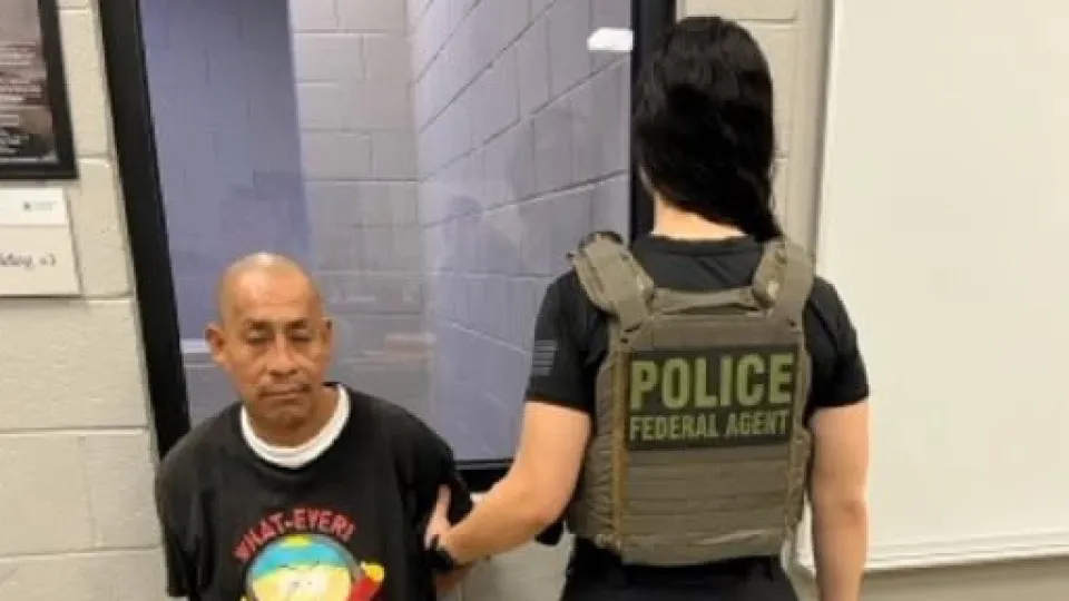 Esta foto da detenção de um imigrante viralizou... por motivo inesperado