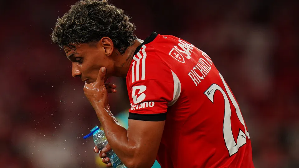 LISBON, PORTUGAL - AUGUST 23: Richard Rios of SL Benfica cools down with water during the Liga Portugal Betclic match between SL Benfica and CD Tondela at Estadio da Luz on August 23, 2025 in Lisbon, Portugal. (Photo by Gualter Fatia/Getty Images)