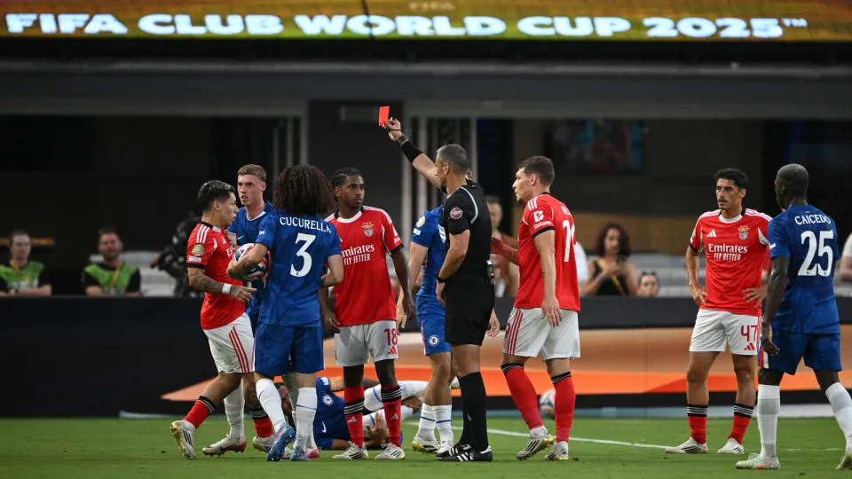Slovenian referee Slavko Vincic shows a red card to Benfica's Argentine forward #25 Gianluca Prestianni during the FIFA Club World Cup 2025 round of 16 football match between Portugal's Benfica and England's Chelsea at the Bank of America Stadium in Charl