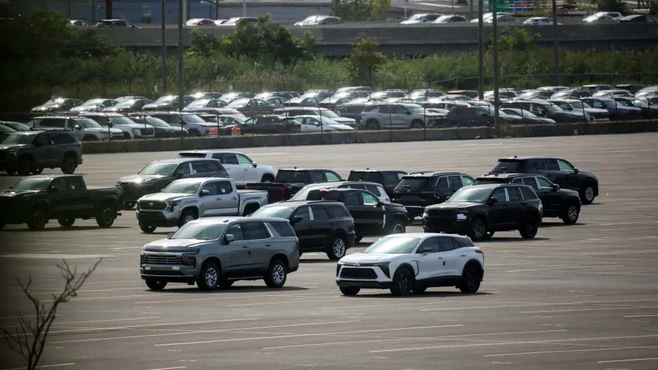 Carros no porto de Newark, EUA