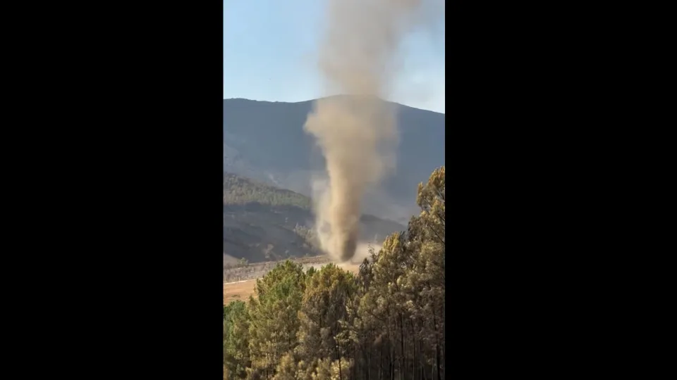'Diabo da poeira' avistado após incêndio em Unhais da Serra. E há vídeo