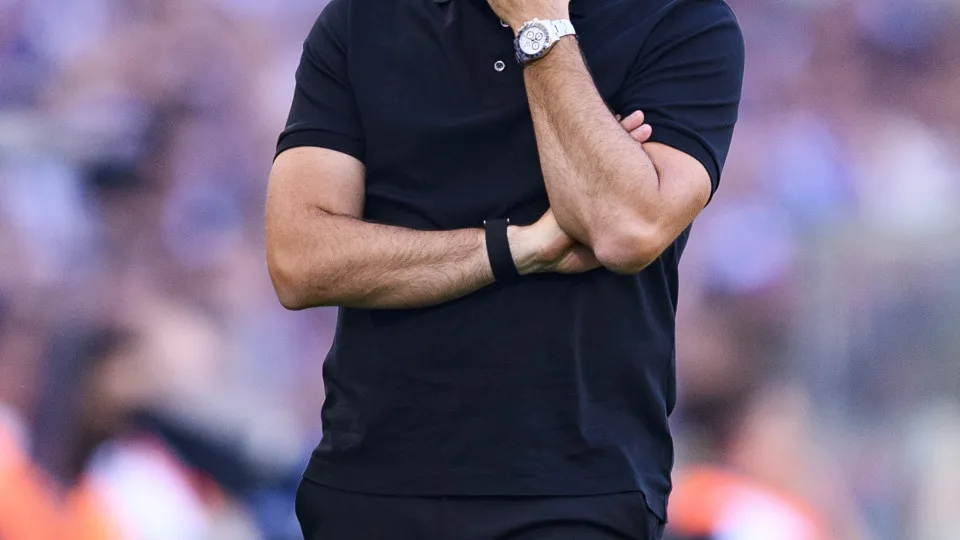 PORTO, PORTUGAL - AUGUST 24: Porto Head Coach Francesco Farioli looks on during the Primeira Liga match between FC Porto and Casa Pia AC at Estádio do Dragão on August 24, 2025 in Porto, Portugal. (Photo by Miguel Lemos/Eurasia Sport Images/Getty Images)