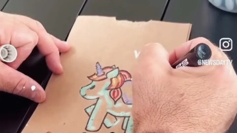 Pai desenha lancheira da filha todos os dias. Hobbie salvou-lhe a vida