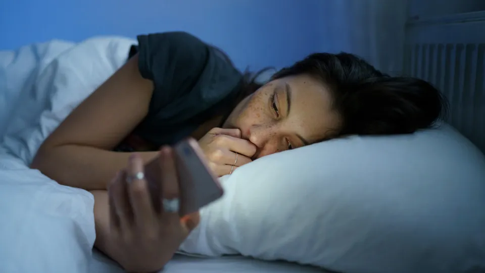 mexer no telemóvel antes de dormir