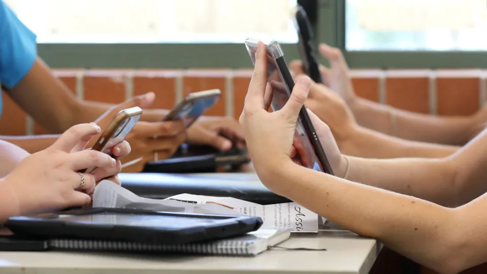 telemóveis, escolas, estudantes, alunos, escola, telemóvel