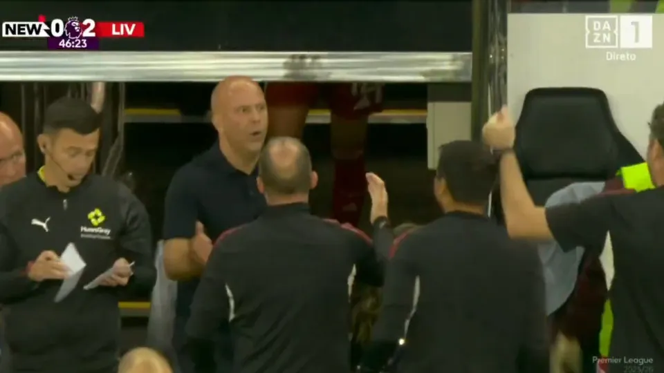 Insólito. Liverpool marcou quando Arne Slot ainda estava... no balneário