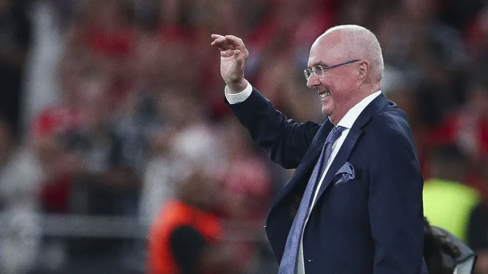 Former Benfica's coach Swedish Sven-Goran Eriksson waves as he is honored during the UEFA Europa League quarter final first leg football match between SL Benfica and Olympique de Marseille at the Luz stadium in Lisbon on April 11, 2024. (Photo by CARLOS C