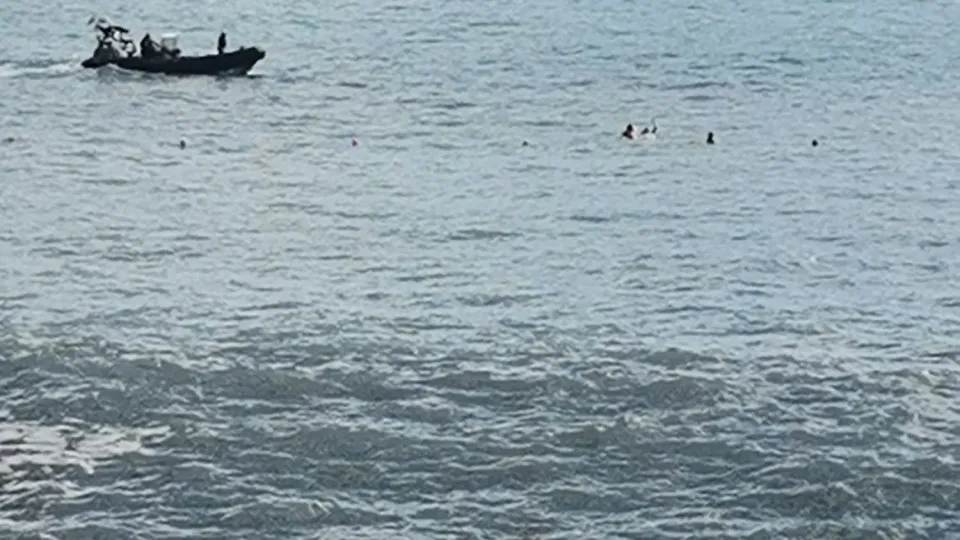 Homem hospitalizado após ser encontrado a boiar na água na praia Formosa