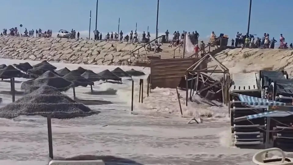 Ondas fortes invadem areal na Costa da Caparica e causam estragos. Veja