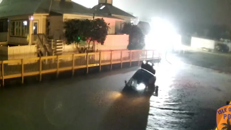 Civis resgatam condutor de TVDE que entrou em riacho por engano. Veja