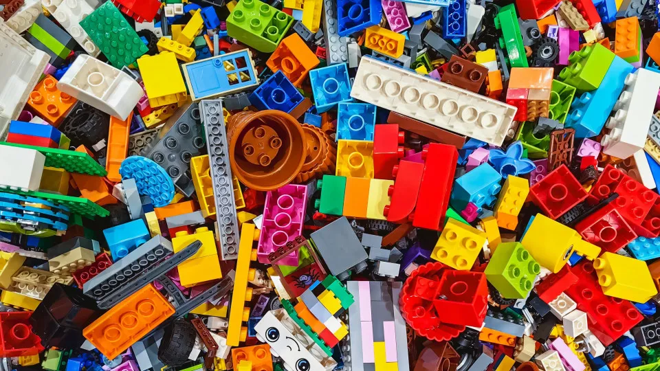 Lucro da Lego sobe 10% para 871 milhões no 1.º semestre