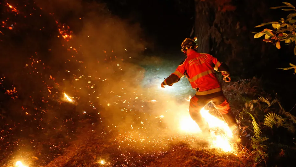 Treze fogos mantêm-se ativos em Espanha. "48 horas vão ser determinantes"