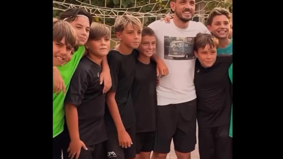 Campeão europeu por Itália acabou carreira e juntou-se... aos 'miúdos'