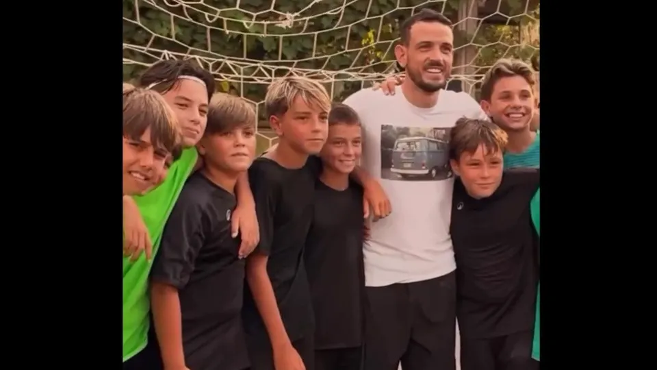 Campeão europeu por Itália acabou carreira e juntou-se... aos 'miúdos'
