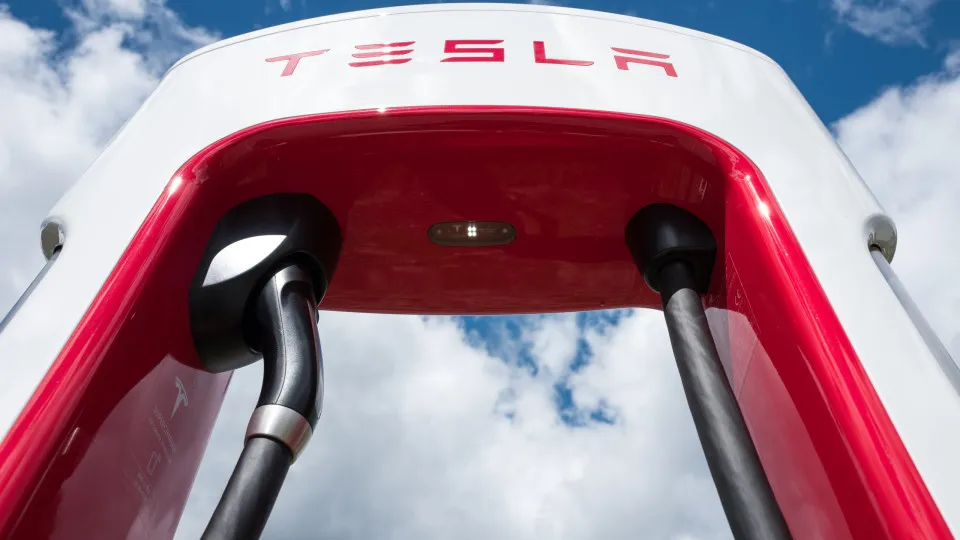 Estação de carregamento da Tesla em Fátima foi assaltada