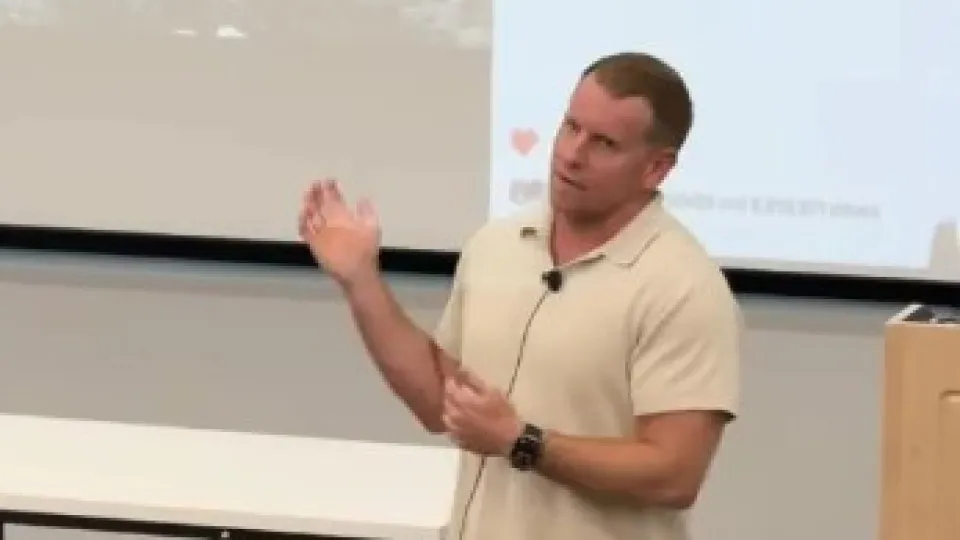 "Processar". Professor 'acaba' aula após anúncio do noivado de Taylor