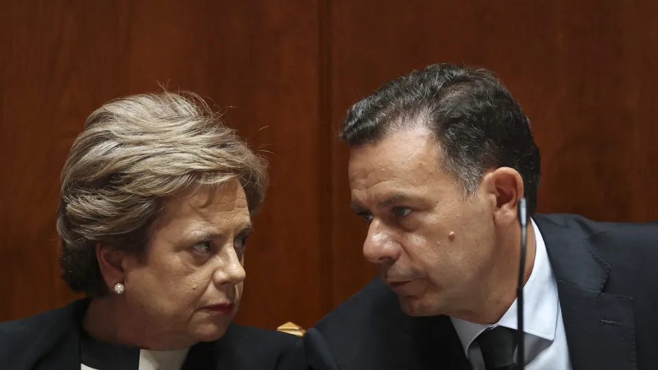 "Incompetência" ou "ao leme"? Governo e incêndios: O debate