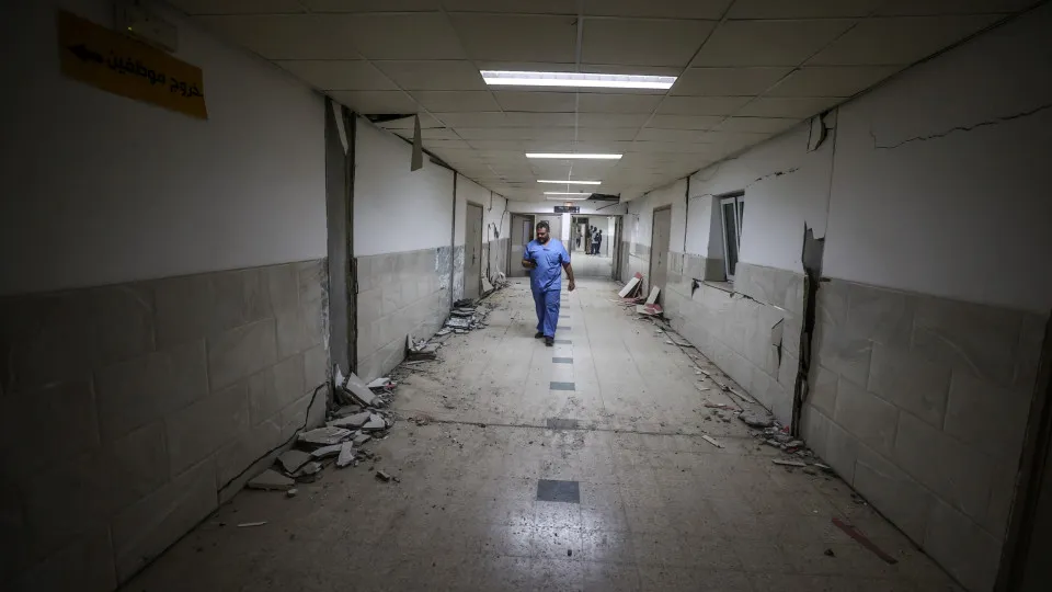 Clínicas de Gaza em silêncio "porque crianças não têm forças para chorar"