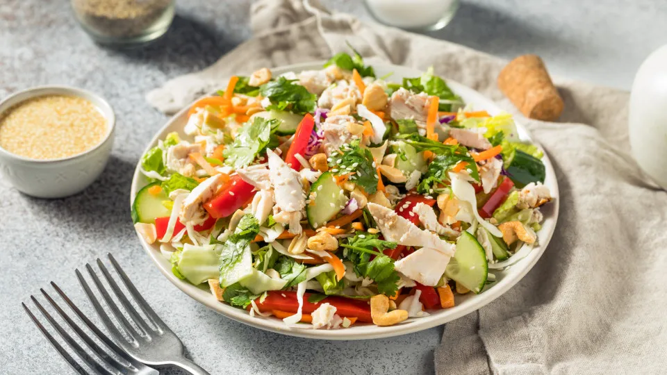Saladas de frango: Três receitas frescas que todos vão adorar