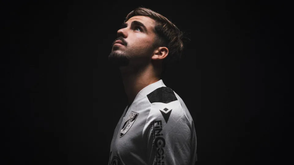 Oficial: Defesa Tony Strata reforça Vitória SC