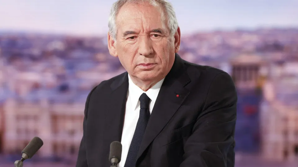 Bayrou vai convocar partidos dia 1 para evitar queda do governo francês