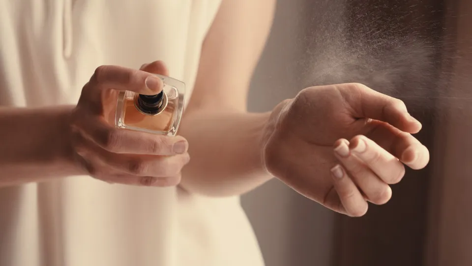 Quer que o perfume dure o dia todo? Cheira-nos que precisa destas dicas