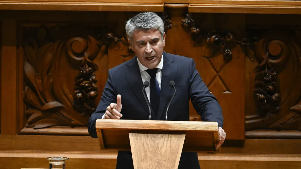 "País não precisa de bombeiros TikTok, nem de primeiro-ministro ausente"