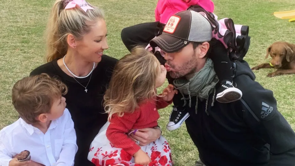 Enrique Inglesias e Anna Kournikova vão ser pais pela quarta vez