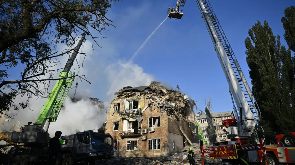 Novo balanço avança pelo menos 14 mortos em ataque russo a Kyiv