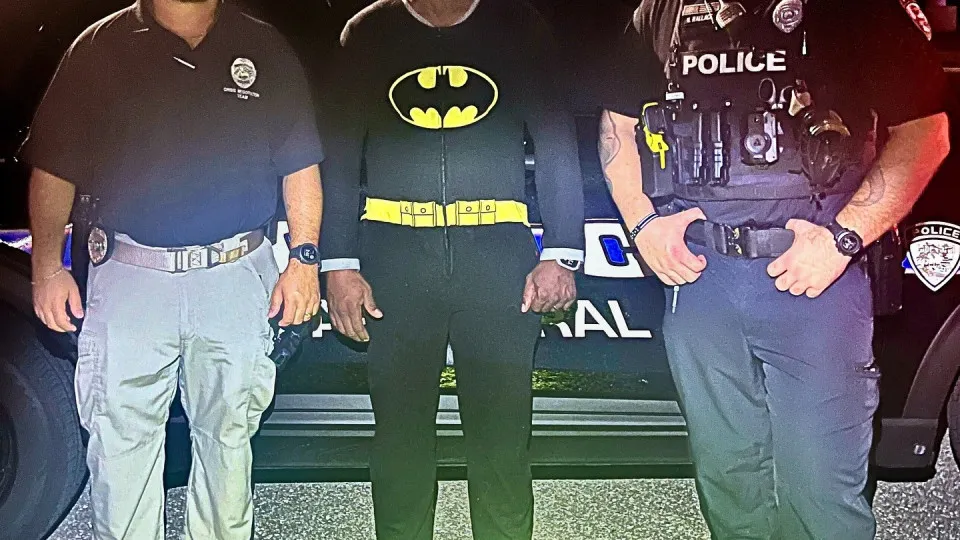 Apanha ladrão vestido com pijama do Batman. "Deu-me confiança extra"