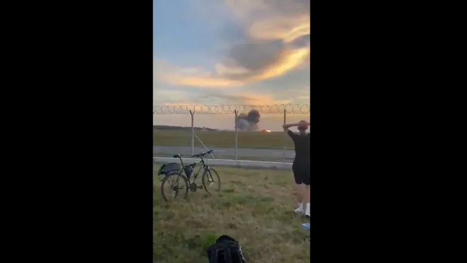 Um morto após caça F-16 cair em espetáculo aéreo na Polónia: "Tragédia!"