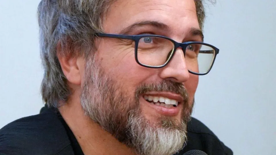 "Já fui acusado de ser bonito demais para ser escritor. É preconceito"