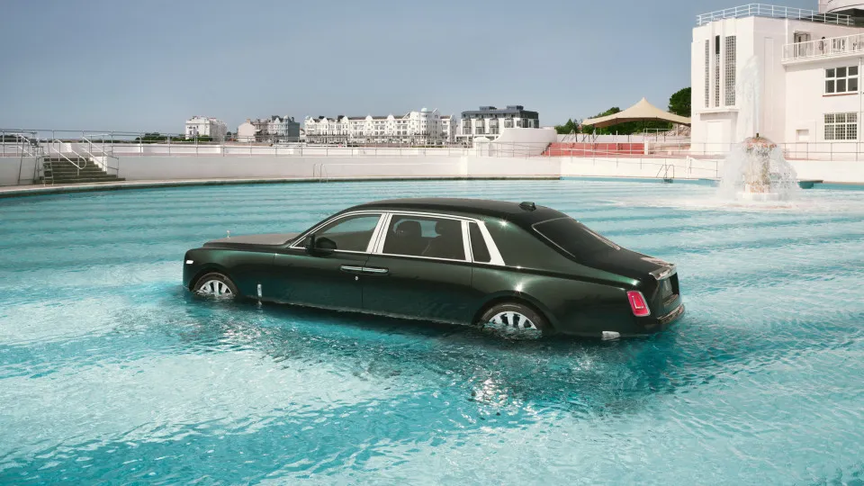 Como a Rolls-Royce pôs um carro milionário dentro de uma piscina