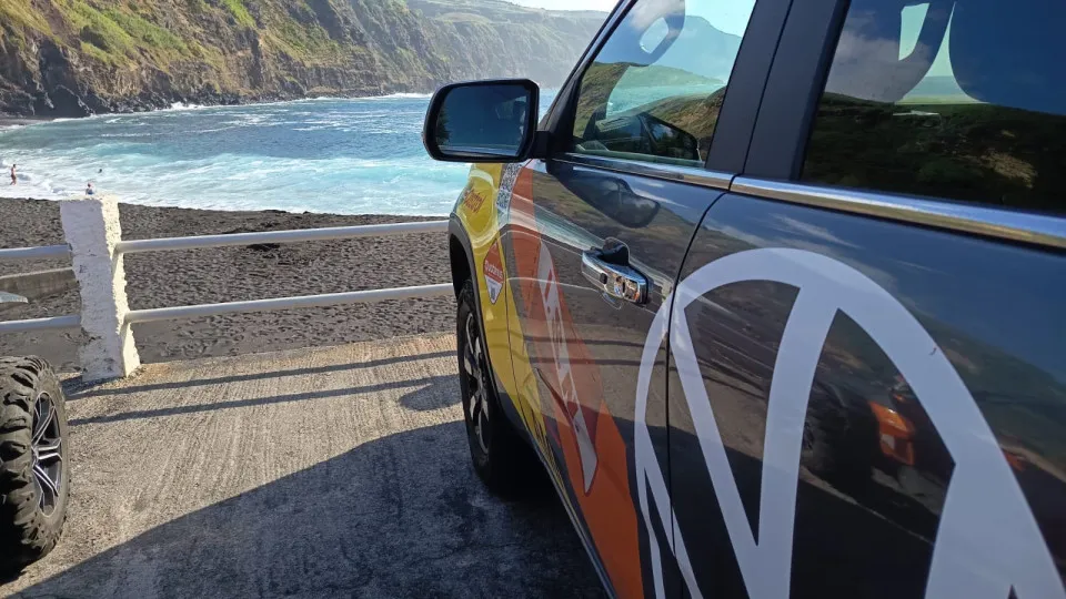 Mulher "em dificuldades" resgatada em praia de São Miguel