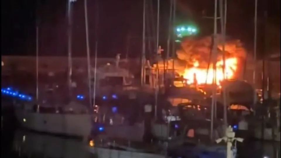 Incêndio deflagra numa embarcação na Marina de Cascais em Lisboa