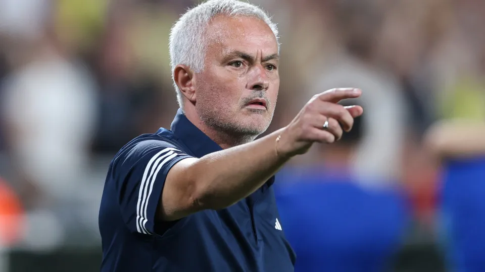 Sozinho e em silêncio. Mourinho já deixou Turquia após ser despedido