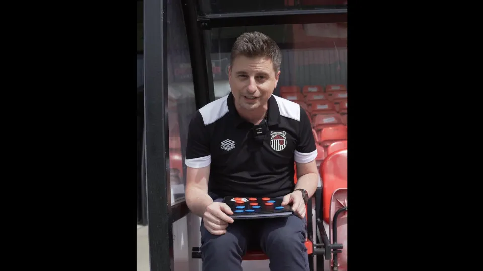 Brincadeira ou provocação? Treinador do Grimsby 'imita' Ruben Amorim
