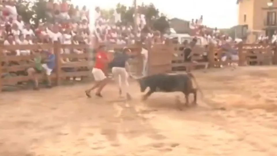 Jornalista é surpreendido e arrastado para praça em Espanha. O vídeo