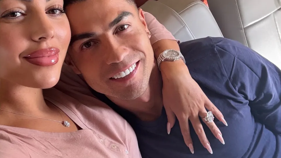 Georgina Rodríguez partilha novas fotos com anel de noivado... e Ronaldo