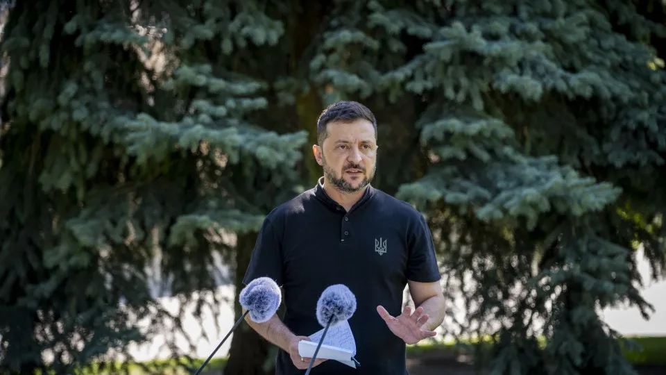 Zelensky anuncia "novos ataques profundos" contra posições russas
