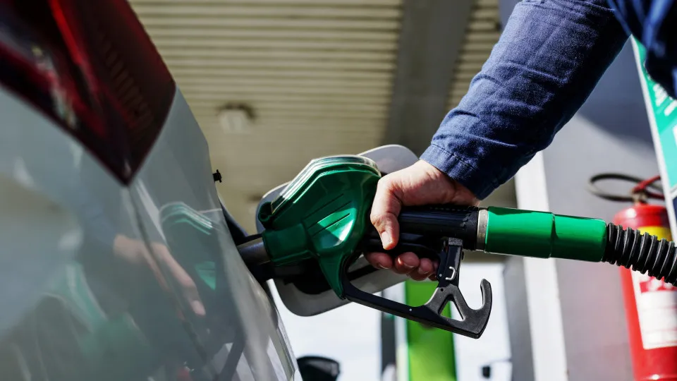 Cientistas criam método para transformar resíduos plásticos em gasolina