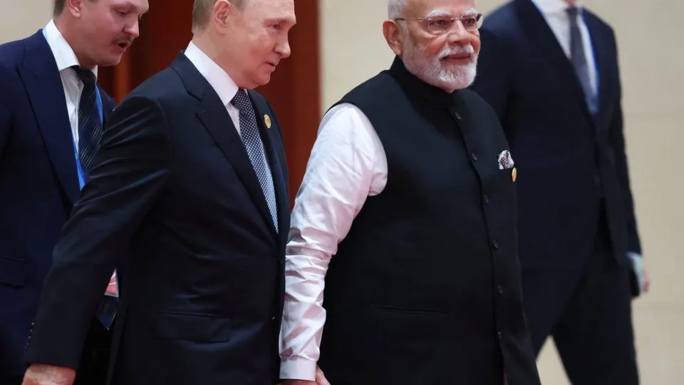 Putin e Modi filmados a caminhar de mãos dadas e às gargalhadas com Xi