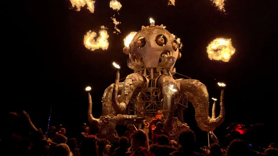 Homem encontrado morto em "poça de sangue" no festival Burning Man