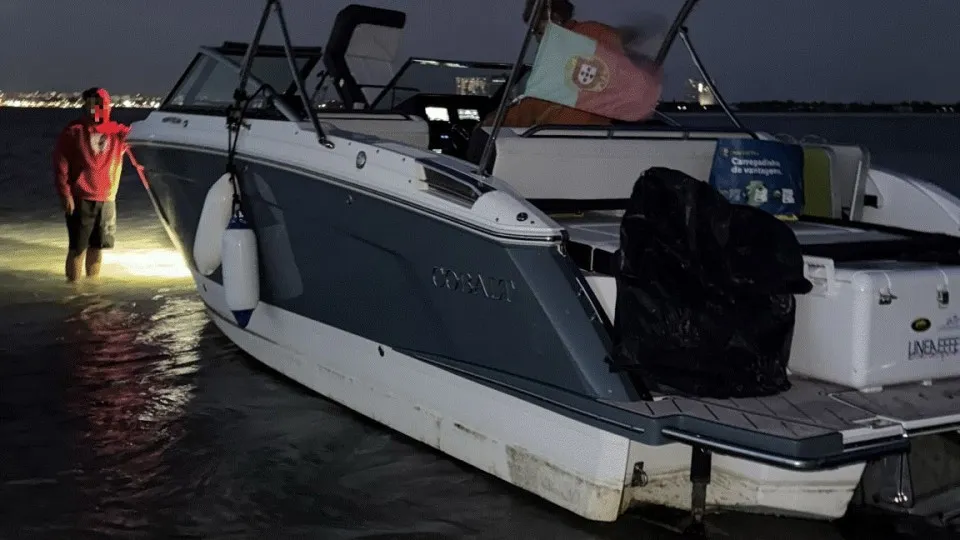 Seis pessoas auxiliadas após dificuldades a bordo de embarcação em Troia