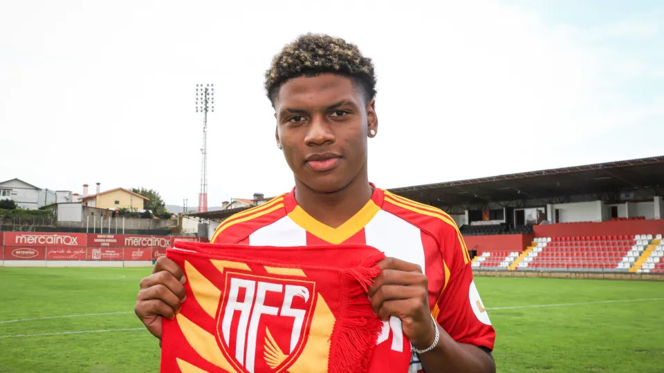 Oficial: Internacional jovem colombiano Óscar Perea reforça ataque do AVS