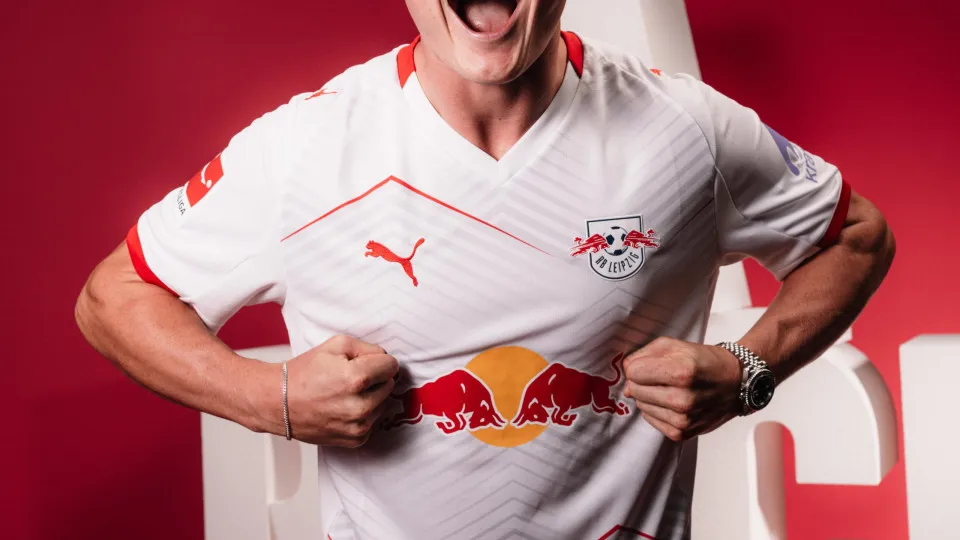 Oficial: Conrad Harder ruma ao Leipzig e rende 'euromilhões' ao Sporting